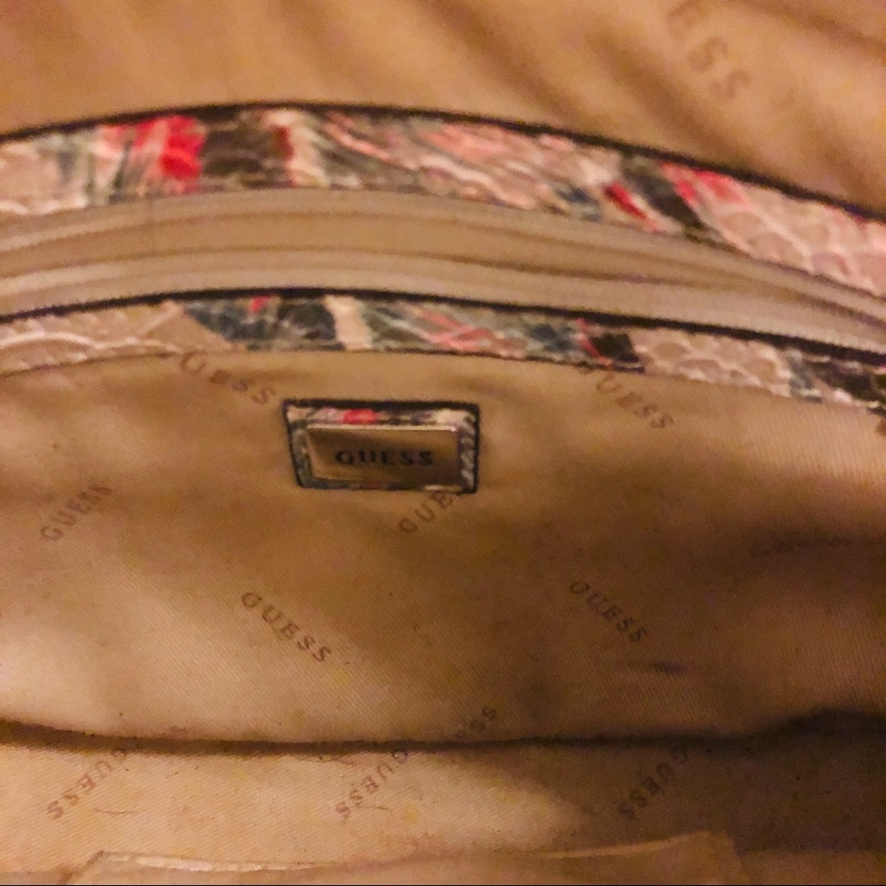 Guess crossbody tropical purse - Picture 5 of 7